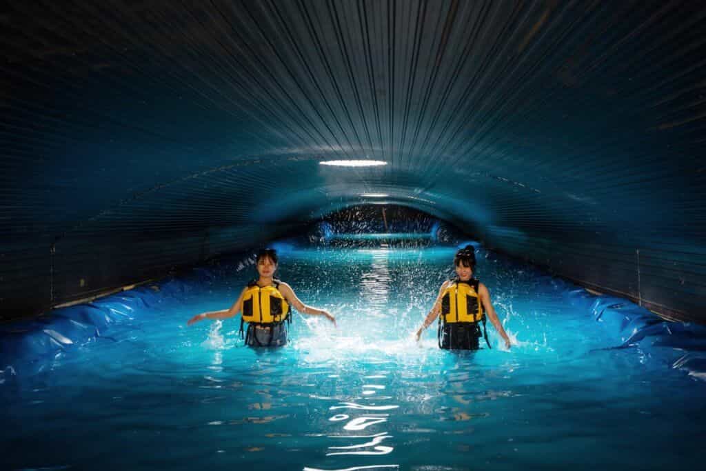 Du khách có thể trải nghiệm bơi trong dòng sông ngầm nhân tạo mô phỏng hoạt động bơi trong hang.