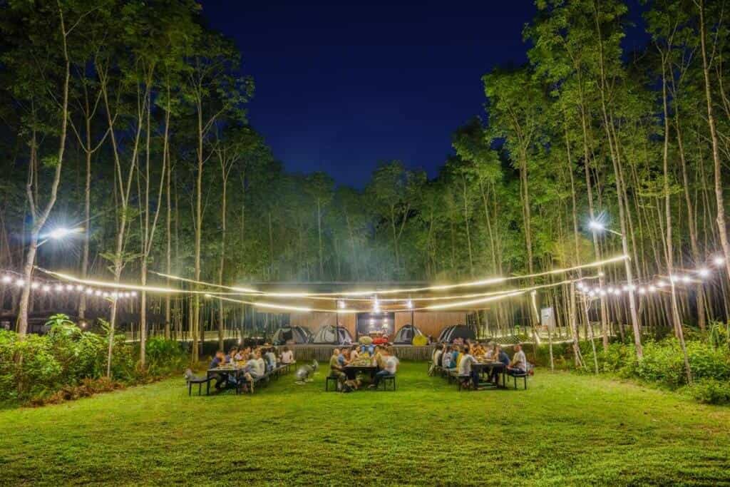 Thưởng thức tiệc nướng BBQ ngoài trời kết hợp cùng hoạt động lửa trại là một trải nghiệm vô cùng thú vị tại Blue Diamond Camp.