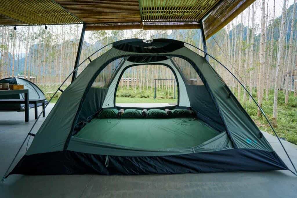Bên trong không gian rộng rãi của lều ngủ cho cảm giác thoải mái.