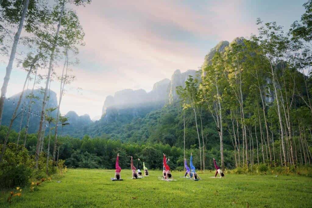 Tập yoga buổi sáng giữa thiên nhiên trong trẻo