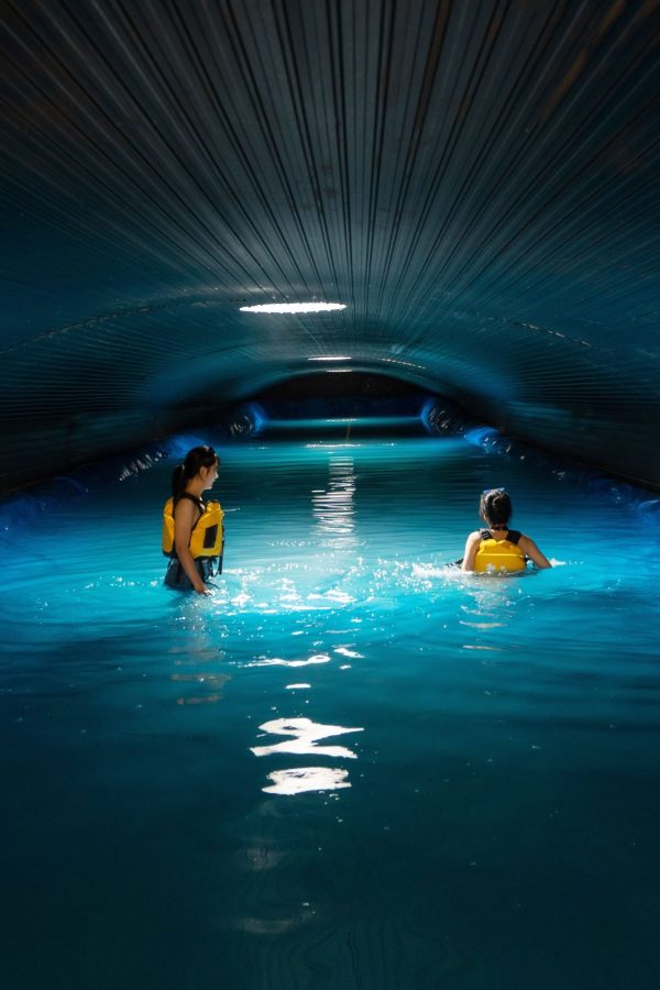 Trải nghiệm bơi hồ bơi ngầm trong lòng đất